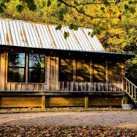 Caddo River Shack - 2 secluded acres with Kayaks and outdoor tub - Pet Friendly