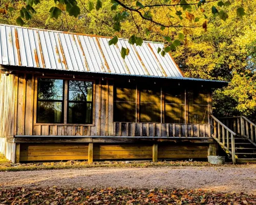 Caddo River Shack - 2 secluded acres with Kayaks and outdoor tub - Pet Friendly Hotels in Pike County