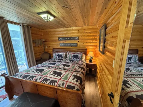 Downtown, nice furnishings, clean and cozy w/ fireplace, indoor & outdoor pools.