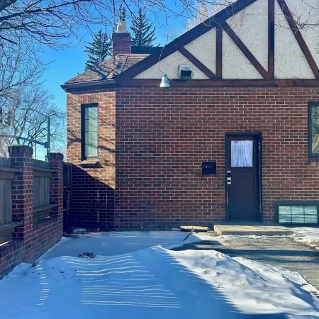 Modern Tree-Street Retreat/Walkable Location