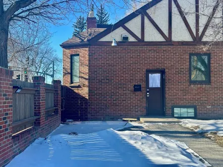 Modern Tree-Street Retreat/Walkable Location