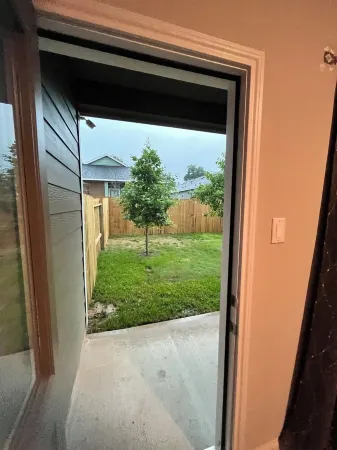 Brand new modern cozy enclave in Conroe awaits you. Отели в г. Конро