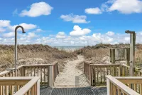 Fresh and Clean Oceanfront Condo with Pools, Lazy River & Hot Tubs!