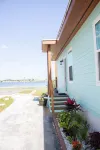 Stylish Intercoastal Blue Bungalow -3 min to Daytona Beach