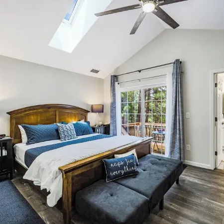 Modern Beauty, Gorgeous Forest View, Hot Tub, A/C, Game Room, Close to Downtown!