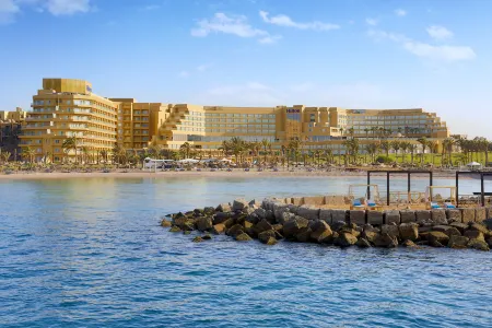 Hilton Hurghada Plaza Отели рядом с достопримечательностью «Махмея пляж»