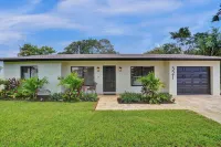 4-Bedroom home with heated/chilled saltwater pool and jacuzzi in Delray beach.