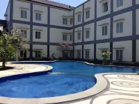 Puri Indah Hotel - Pools