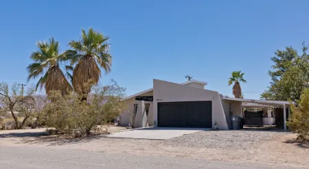 Desert Dream Stay with Pool - next to Joshua Tree Отели рядом с достопримечательностью «Национальный парк Десерт Институт эт Джошуа Три»