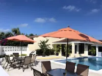 Colony Club Inn & Suites