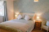 Set on a working Dairy farm  stunning views, a hot tub and pet freindly