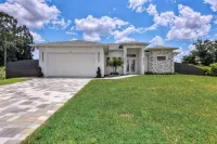 Modern Vacation Home Fully Fences Near Airport