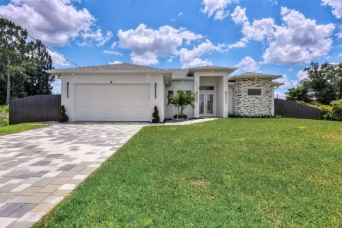 Modern Vacation Home Fully Fences Near Airport