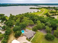 Lake Front Villa with Pool, Spa, 4 Bedroom and 3 Bath