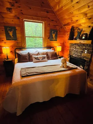 Cozy updated Cabin.  Welcome to "Bear Necessities" Hotels near Kear's Broom Shop