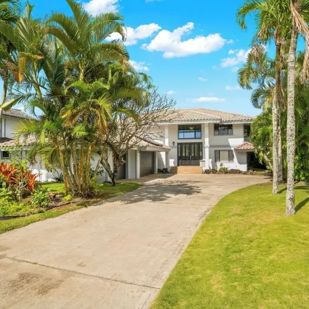 Luxury Oceanfront Escape – A/C, Hot Tub, 5 Bedrooms & Stunning Ocean Views!