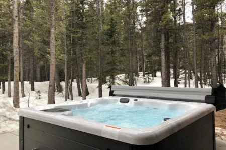 Cozy Rocky Mnt. Chalet/Spa, private lake, close to Denver, RedRocks, Outdoor fun