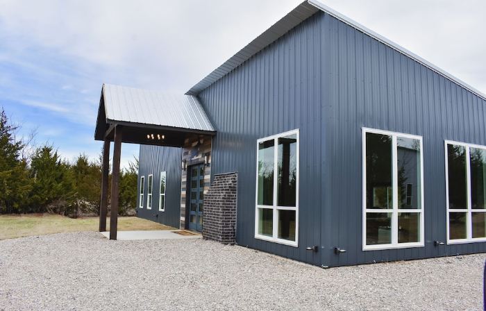 WhiteTail Cabin with Shuffleboard, Fireplace, WiFi, South of Norman