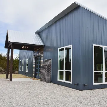 WhiteTail Cabin with Shuffleboard, Fireplace, WiFi, South of Norman