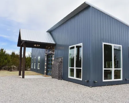 WhiteTail Cabin with Shuffleboard, Fireplace, WiFi, South of Norman Hotels in McClain County