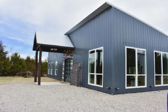 WhiteTail Cabin with Shuffleboard, Fireplace, WiFi, South of Norman