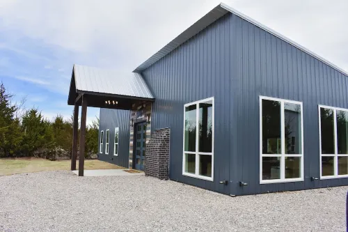 WhiteTail Cabin with Shuffleboard, Fireplace, WiFi, South of Norman