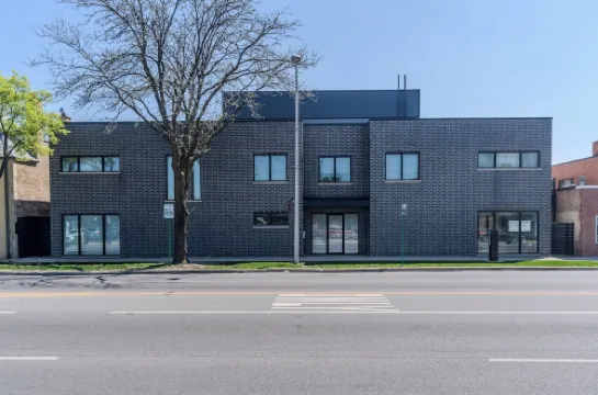 Modern Deluxe Studio Suite in lovely Oak Park!