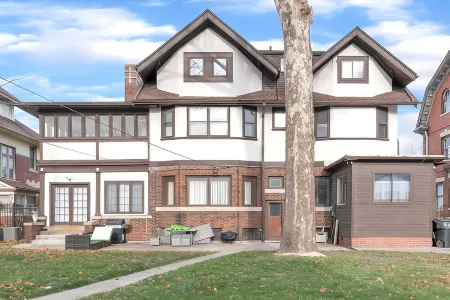 Spacious 5 BR house in the Historic Virginia Park District of Midtown Detroit. Отели рядом с достопримечательностью «African Bead Museum»