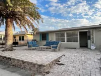 Charming 3-bedroom house with AC WiFi in Hudson on canal and Gulf of Mexico view Hotels in Hudson