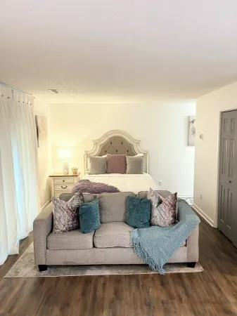 Elegant Oasis Studio Retreat Central Safe Location WiFi, AC,