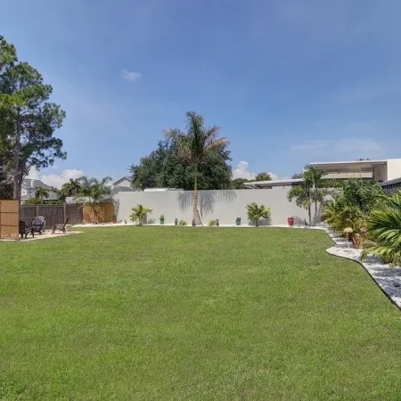 2 Bedroom Bungalow With Hot Tub Near Indian Rocks Beach