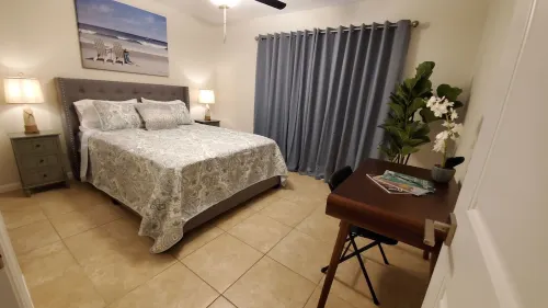 Beachcomber Villa - Your Relaxing Beach Town Getaway - Newly Remodeled, King Bed