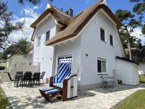 Vacation home under thatch on Usedom for 6 people with sauna and wood-burning stove, wall box. Hotels in Zirchow