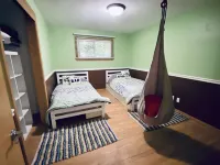 Family fun House - large fenced in backyard, Theater, Bean bag Lounge Hotéis em Appleton