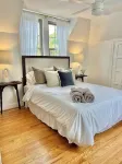 The Designers Den-Sleeps 10, Pets ok, 5min to IHFC & HPU, Emerywood! Hotels near String & Splinter Club Inc
