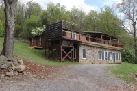 Mountain Retreat w/ Great Views, LARGE HOT TUB, Great WIFI, Near Luray Caverns