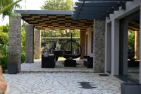 Villa Black White Dassia - Pools
