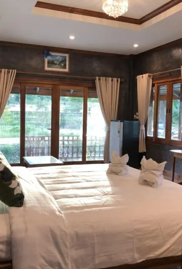 ห้องนอนหนึ่งห้องพร้อมห้องน้ำส่วนตัว