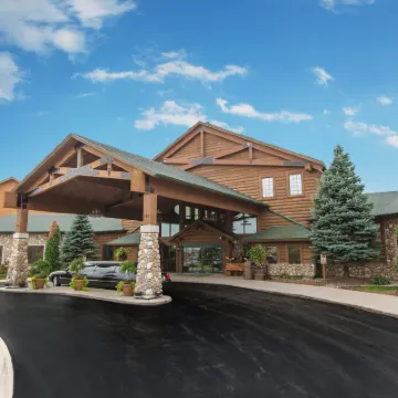 Tundra Lodge Hotels near KI Convention Center