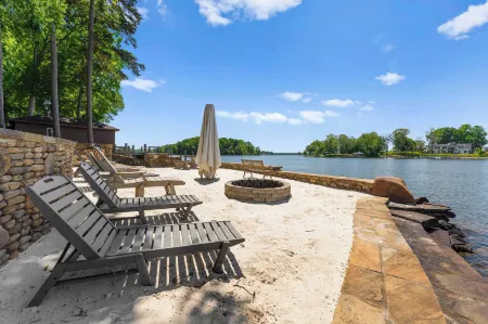 Private Dock Hot Tub Game Room Firepit Sunset Shores Resort the Homestead Отели рядом с достопримечательностью «Trump National Golf Club Charlotte»