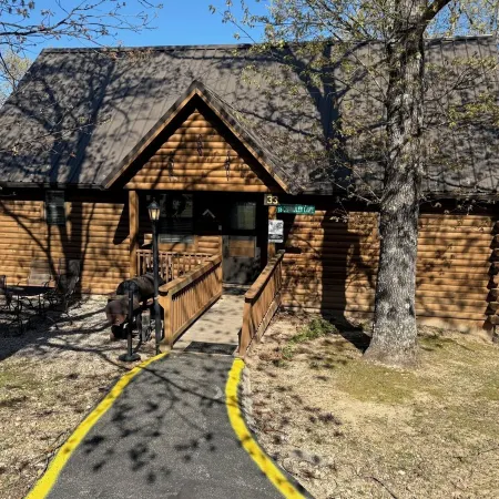 2 Bed Log Cabin, w/2 Jacuzzi, 1 mi to Sdc, Pool, Nature Trails, Private Lake