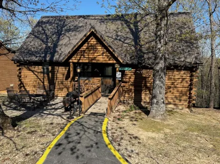 2 Bed Log Cabin, w/2 Jacuzzi, 1 mi to Sdc, Pool, Nature Trails, Private Lake