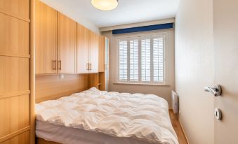 Apartment by Zeedijk with Sea View