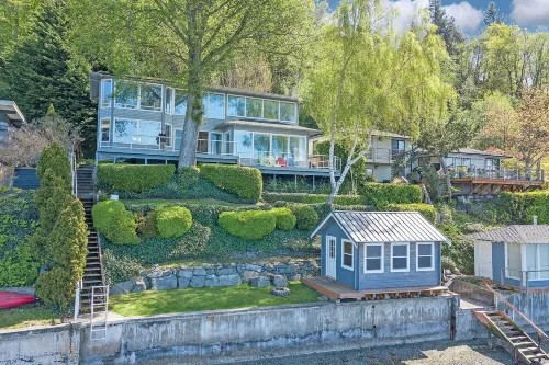 Four Stone Beach House Hotels in Vashon