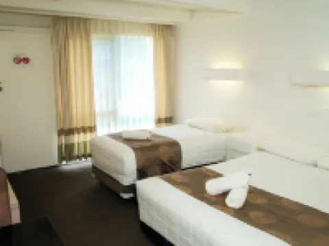 Ocean Views Motel Lakes Entrance Hotels near Koonwarra Family Holiday Park
