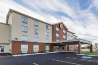 Super 8 by Wyndham Mont Laurier - parking