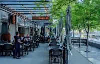 Modern studio with free wifi & parking Hotels near Charles Sturt University