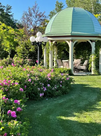 Manoir Chamberland (Adults Only, No Pets) Отели в г. Сент-Андре-Авеллен