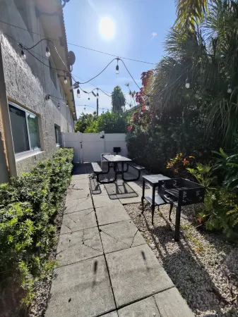 Coco Palms Apartments by Lowkl Отели рядом с достопримечательностью «Laguna Bay Nursery Inc»