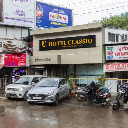 Hotel Classio Andheri Отели рядом с достопримечательностью «Пляж Версова»